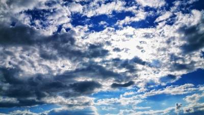 Ο καιρός της Δευτέρας: Διαστήματα ηλιοφάνειας, τοπικές βροχές και μικρή άνοδος της θερμοκρασίας