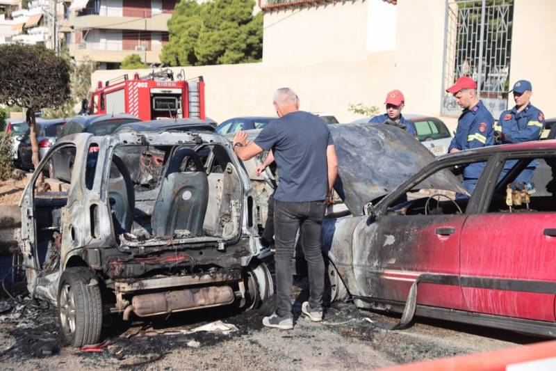 Κάηκαν πέντε αυτοκίνητα από φωτιά στη Νέα Σμύρνη (βίντεο)
