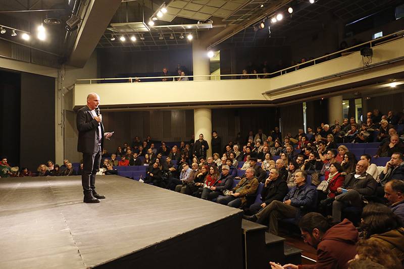 Ο Βαρουφάκης γέμισε το Πνευματικό Κέντρο Καλαμάτας (βίντεο)