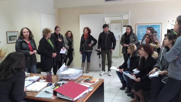 Παράσταση διαμαρτυρίας στο ΙΚΑ για το επίδομα τοκετού