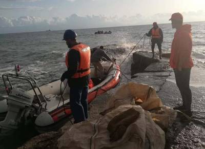 Καθαρισμός ακτών της Κορώνης από το Ιδρυμα Αθ. Λασκαρίδη