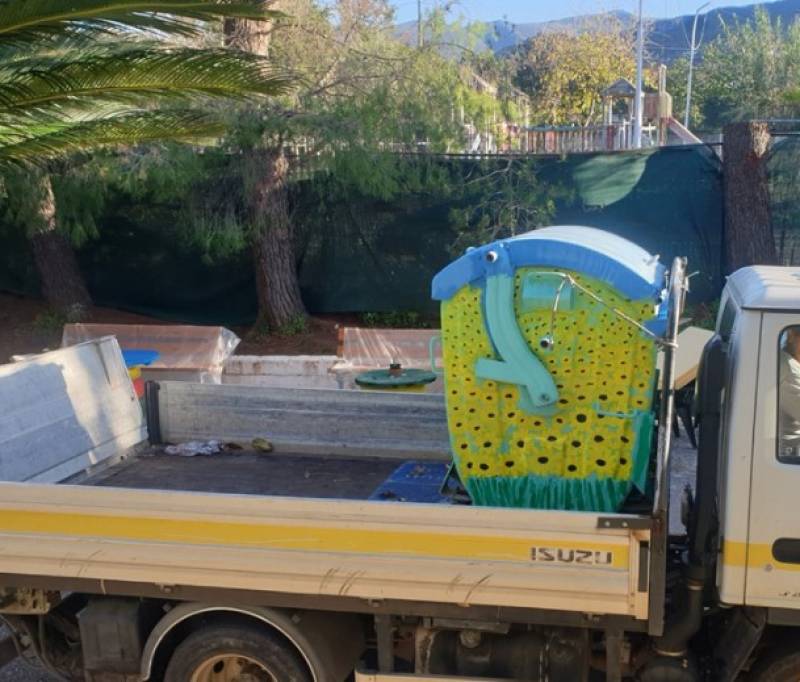 Στολίζουν τους κάδους
