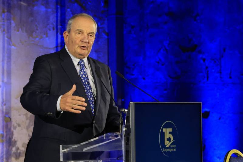 Δήμος Καλαμάτας για ανακήρυξη Καραμανλή ως επίτιμου δημότη: “Συνέβαλε μέσω σχεδιασμού σε αναπτυξιακά έργα”