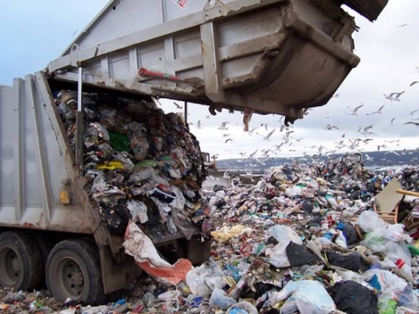 Διαμαρτυρία για τα σκουπίδια στην Περιφέρεια