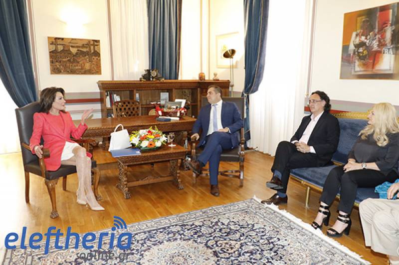 "Ελλάδα 2021": Εκθείασε την Καλαμάτα η Γιάννα Αγγελοπούλου (βίντεο-φωτογραφίες)