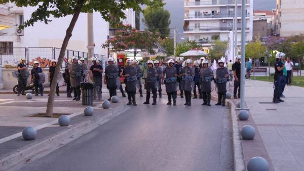 Καλαμάτα: Αστυνομική κινητοποίηση για να μην συναντηθούν Χρυσή Αυγή - αντιφασίστες (βίντεο)