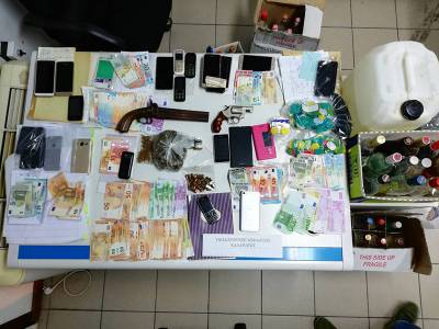 Εξάρθρωση κυκλώματος σε Μεσσηνία - Αρκαδία: Πριβέ στριπτίζ και ό,τι ήθελε προκύψει!