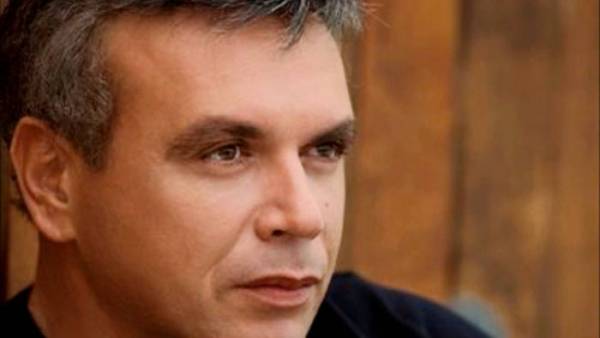 Κάηκε το αυτοκίνητο του Μανώλη Λιδάκη στην Τσακώνα-τραυματίστηκε για να σώσει το σκύλο του