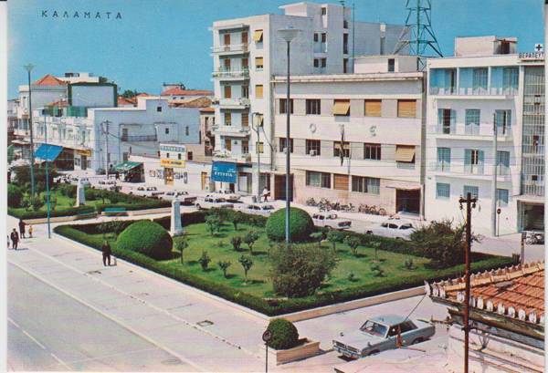 Η πλατεία πριν από τις λεύκες