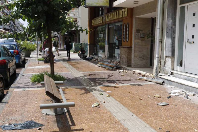 Καλαμάτα: Ζημιές σε κατάστημα και πολυκατοικία από ανατροπή αυτοκινήτου στη Φαρών