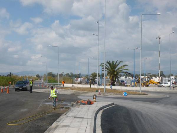 Πέφτει άσφαλτος στον κόμβο του Αεροδρομίου Καλαμάτας (βίντεο)