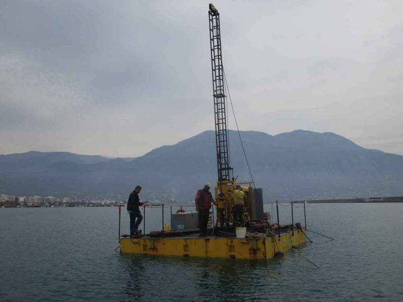 Ξεκίνησαν γεωτρήσεις στο λιμάνι της Καλαμάτας (βίντεο)