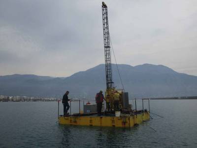 Ξεκίνησαν γεωτρήσεις στο λιμάνι της Καλαμάτας (βίντεο)