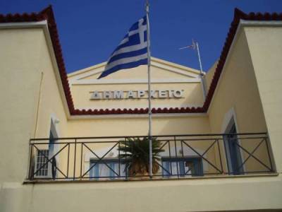 Παράσταση διαμαρτυρίας έξω από το δημαρχείο Τριφυλίας