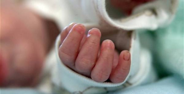 Ελεύθερη με όρους η θετή μητέρα