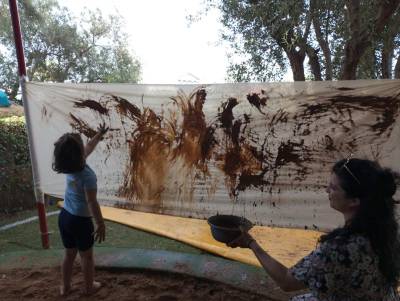 “Messy Play” για την Παγκόσμια Ημέρα Λάσπης στα Εκπαιδευτήρια Μπουγά