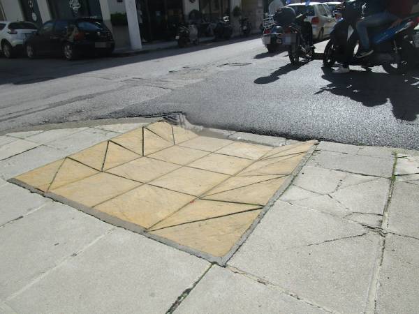 Νεαρός με αναπηρία έπεσε σε κακότεχνη διάβαση στην Καλαμάτα