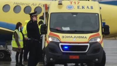 Προσγειώθηκε στο αεροδρόμιο «Μακεδονία» το αεροσκάφος του ΕΚΑΒ με τους δύο τραυματίες οπαδούς του ΠΑΟΚ