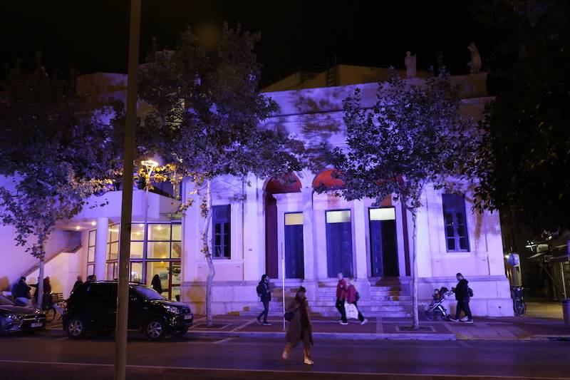Με μπλε χρώμα του διαβήτη φωταγωγήθηκε το Πνευματικό Κέντρο Καλαμάτας (βίντεο)