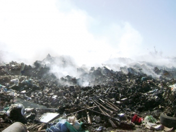 Καίγεται η χωματερή στους Γαργαλιάνους