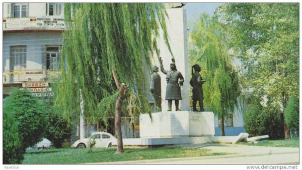 Οψη της κεντρικής πλατείας στα τέλη της δεκαετίας του 1970