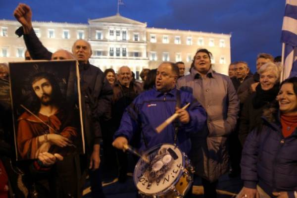 Πλήθος κόσμου για δεύτερη μέρα στο Σύνταγμα