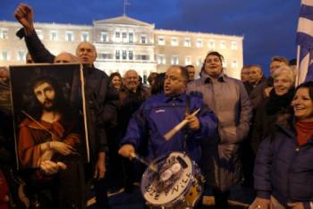 Πλήθος κόσμου για δεύτερη μέρα στο Σύνταγμα