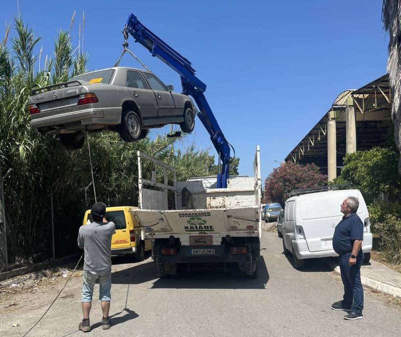 Μαζεύουν τα εγκαταλελειμμένα αυτοκίνητα στο ΒΙΟΠΑ