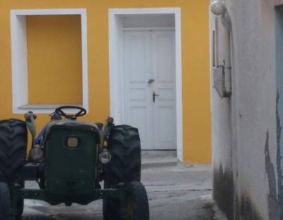 Οχήματα κλείνουν τους δρόμους