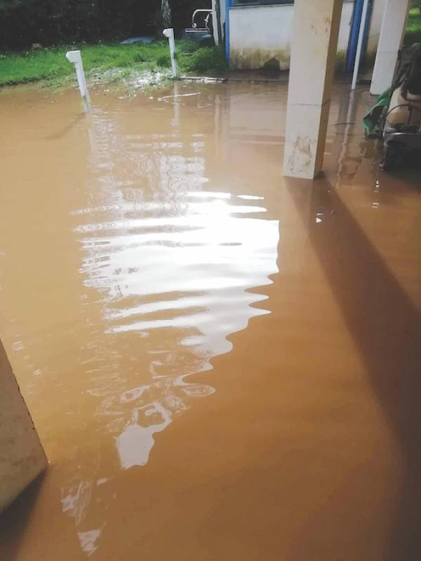 Πλημμύρες με καταστροφές σε σπίτια στην παραλία Βελίκας