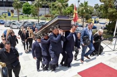 Βαθιά συγκίνηση στο τελευταίο "αντίο" στο Γιάννη Φλωρινιώτη (βίντεο)