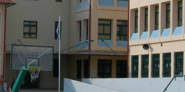 Βάφονται οι εξωτερικοί τοίχοι του 2ου ΕΠΑΛ