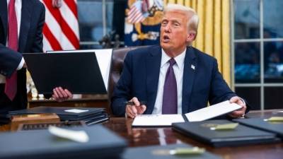 Ο Τραμπ απειλεί τη Μόσχα με πρόσθετους δασμούς στο ρωσικό πετρέλαιο