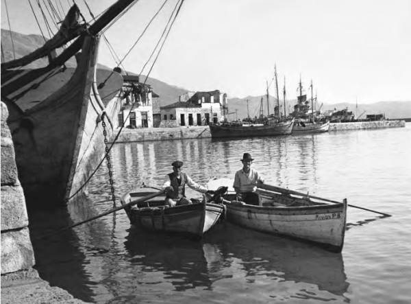 Βαρκάρηδες στο λιμάνι της Καλαμάτας