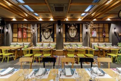 Επέστρεψε ανανεωμένο το “Yiamas Gastro Bar”: Νέος σεφ και πρώτο live με Φ. Βελεσιώτου