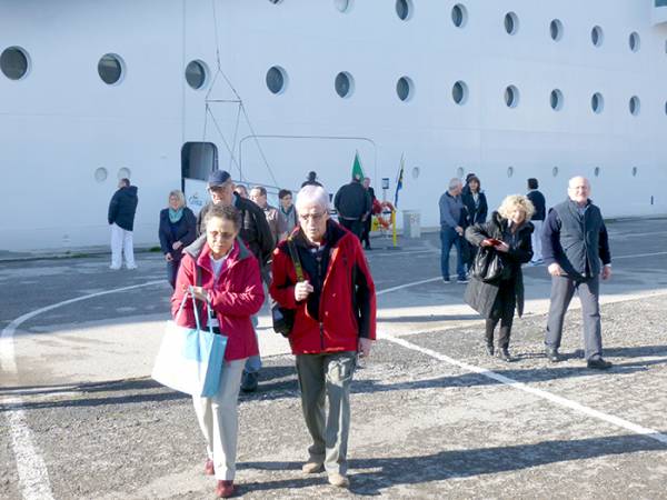 Κλειστά μαγαζιά θα βρουν 1.500 τουρίστες