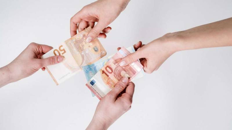 Κατώτατος μισθός: Τα 18 επιδόματα που αυξάνονται - Πόση διαφορά θα δουν οι δικαιούχοι