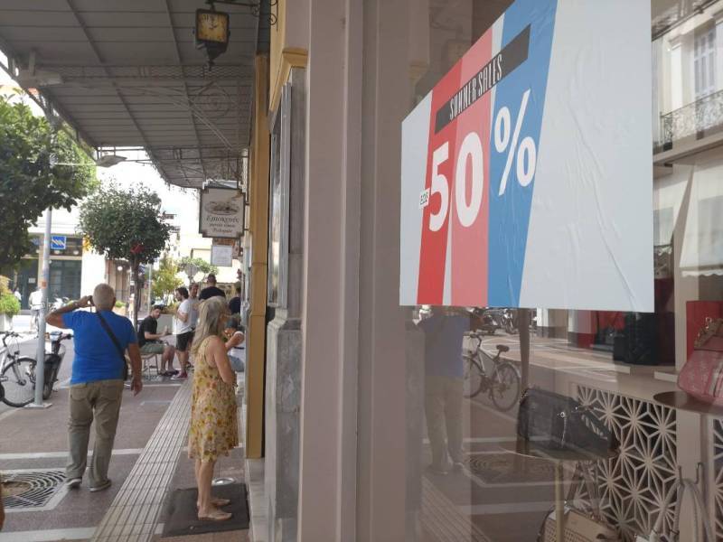 Ερευνα του Εμπορικού Συλλόγου Καλαμάτας: Στα ίδια επίπεδα με πέρυσι ο τζίρος των εκπτώσεων