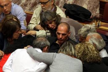 Πέσαν όλοι πάνω στο Βαρουφάκη - Στη Βουλή κατευθείαν μετά το Eurogroup o YΠΟΙΚ