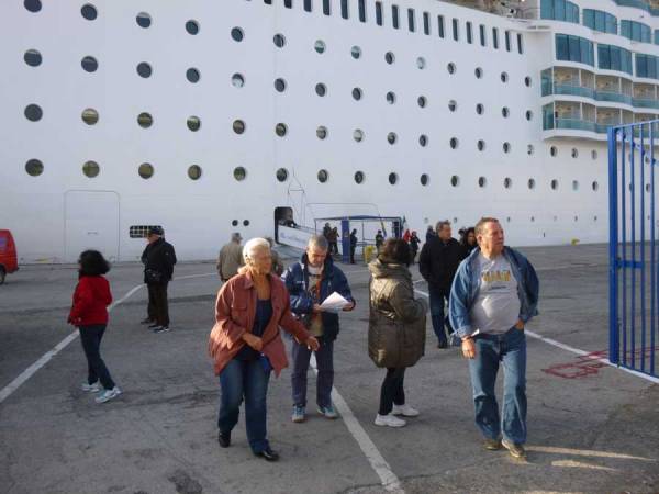 Το &quot;Costa Neoromantica&quot; με 1.229 επιβάτες στην Καλαμάτα (φωτογραφίες)