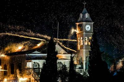 Χίος: Ο ρουκετοπόλεμος φώτισε και φέτος τον ουρανό του νησιού (Βίντεο)