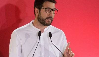 Ηλιόπουλος: Καλούμε τους νέους να εμβολιαστούν παρά την κυβερνητική προσβολή και υποκρισία