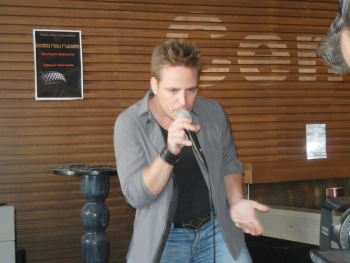 ΕΚΔΗΛΩΣΗ ΣΤΟ &quot;CENTRO&quot; ΓΙΑ ΤΟ ΝΙΚΗΤΗ ΤΟΥ &quot;OPEN MIC MESSINIA&quot;: Παρουσιάστηκε χθες το πρώτο single του Δημήτρη Διαμάντη (βίντεο)