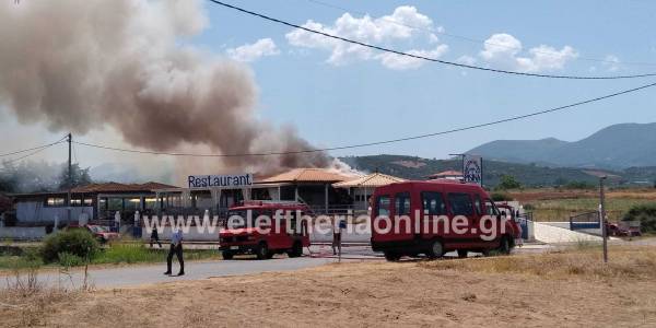 Μεσσηνία: Κάηκε ολοσχερώς τουριστική επιχείρηση στο Καλό Νερό - Τραυματισμός πυροσβέστη και τροχαίο κατά τη μεταφορά του (βίντεο)