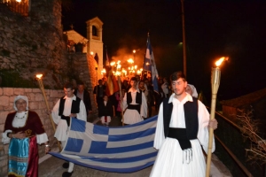 Εντυπωσιακές φωτογραφίες από τις λαμπαδηφορίες στο Σιδηρόκαστρο