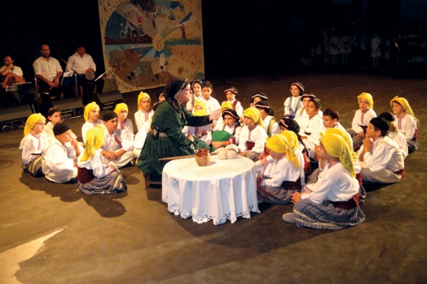 Χόρεψαν τα παιδιά του Λυκείου Ελληνίδων