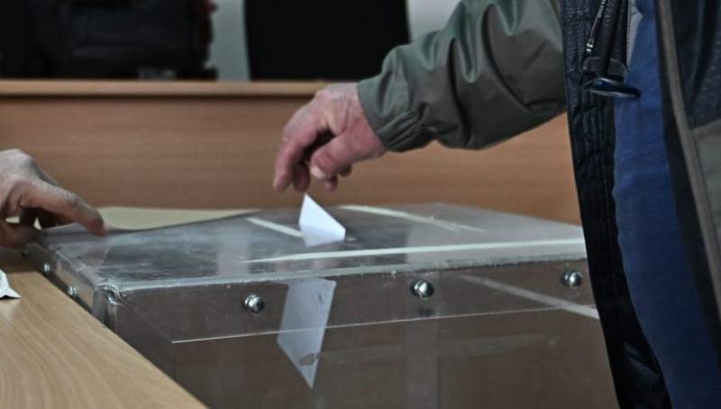 Δημοσκόπηση MRB: Σταθερό προβάδισμα ΝΔ από ΠΑΣΟΚ - Κατακραυγή για τον πόλεμο (Βίντεο)