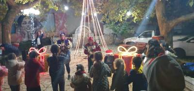 Φωταγωγήθηκε το δέντρο στου Χανδρινού