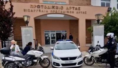 Άρτα: Ελεύθερος με περιοριστικούς όρους ο πατέρας για τον θάνατο του βρέφους (βίντεο)