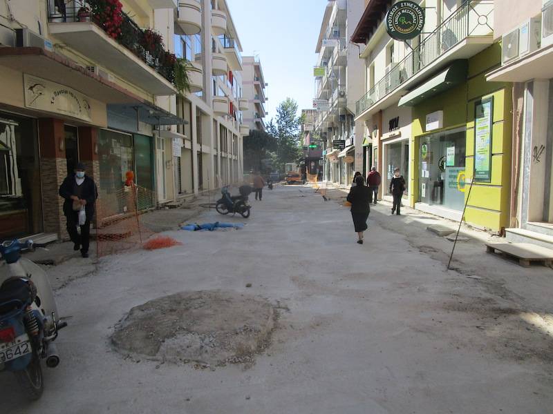 Αλήθειες και ψέματα για την καθυστέρηση της πεζοδρόμησης στην Ιατροπούλου
